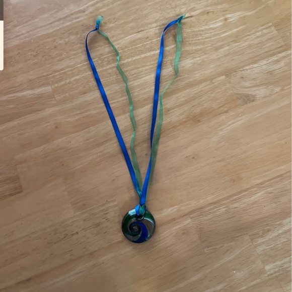 Unusual pendant on ribbon - Picture 4 of 4